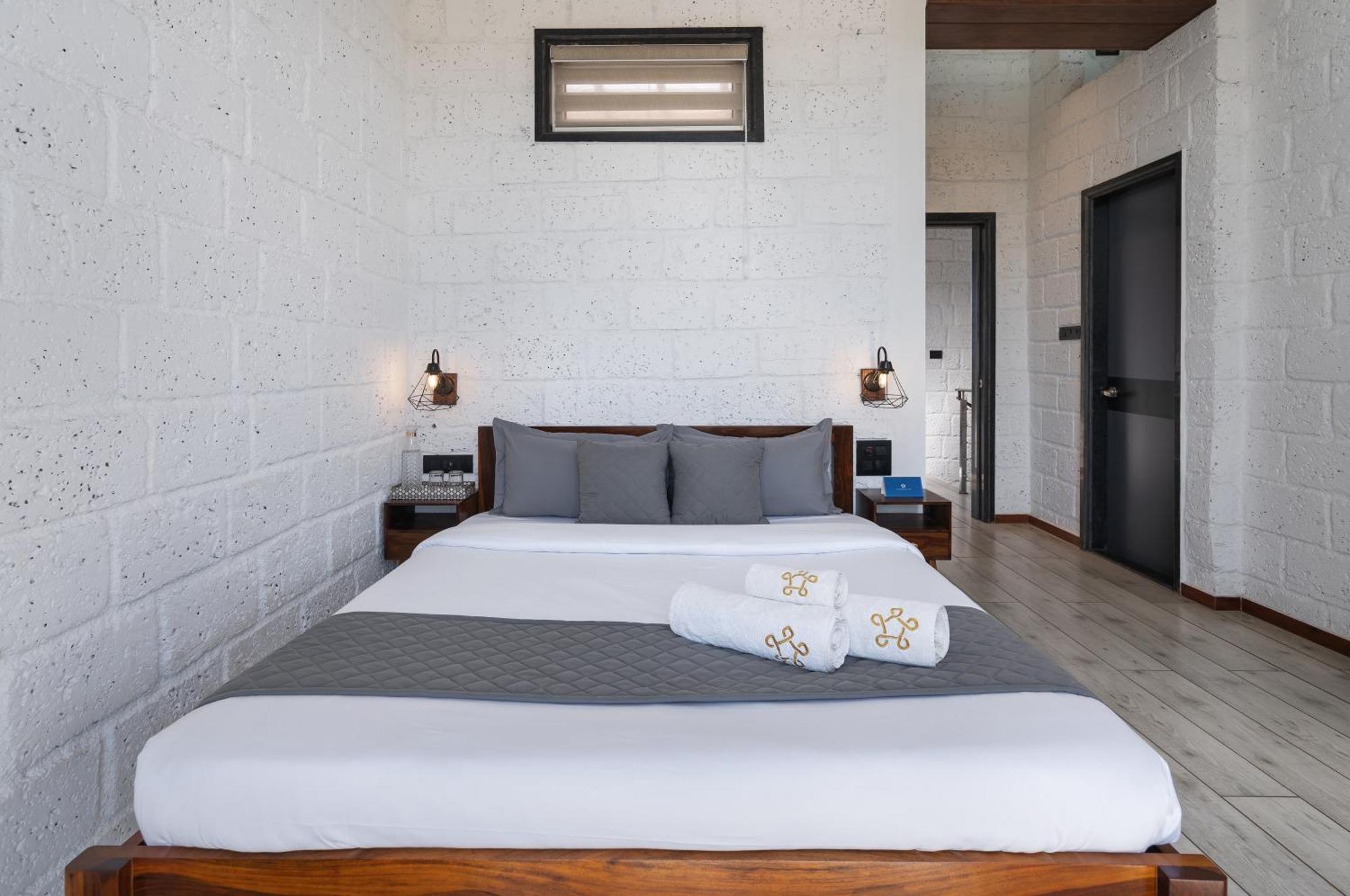 Saffronstays Calvin - 3 Bedroom Pool Villa In ロナバラ エクステリア 写真